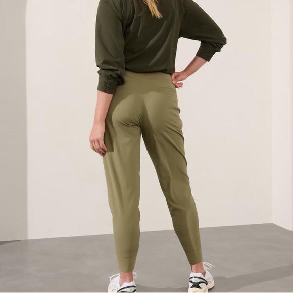 athleta trekkie north high mid rise jogger in maroon red - Picture 4 of 6